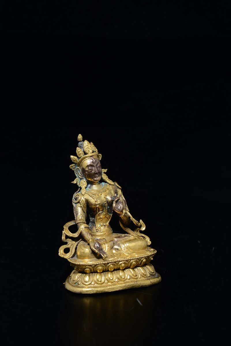 Figura di Sita-tara in Rame Dorato Seduta su Doppio Fiore di Lto, Tibet, XVII Secolo
