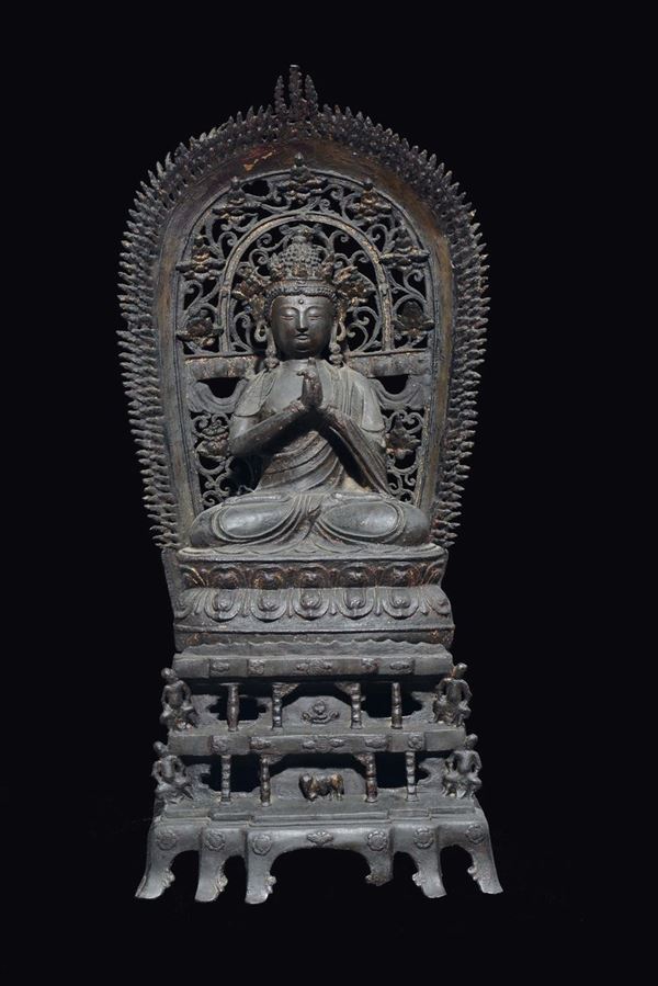 Grande figura di Buddha con aura in bronzo seduto su doppio fiore di loto, Cina, Dinastia Ming, XVI secolo