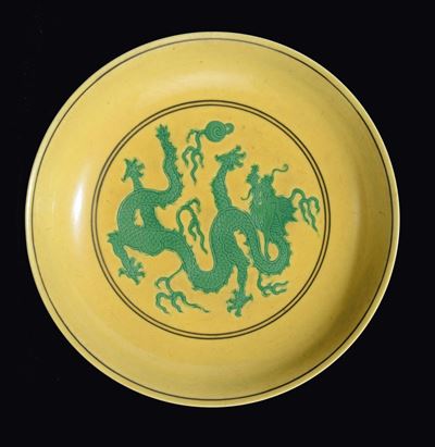Piatto in Porcellana a Fondo Giallo Drago Verde, Cina, Dinastia Qing, Marca e del Periodo Guangxu...