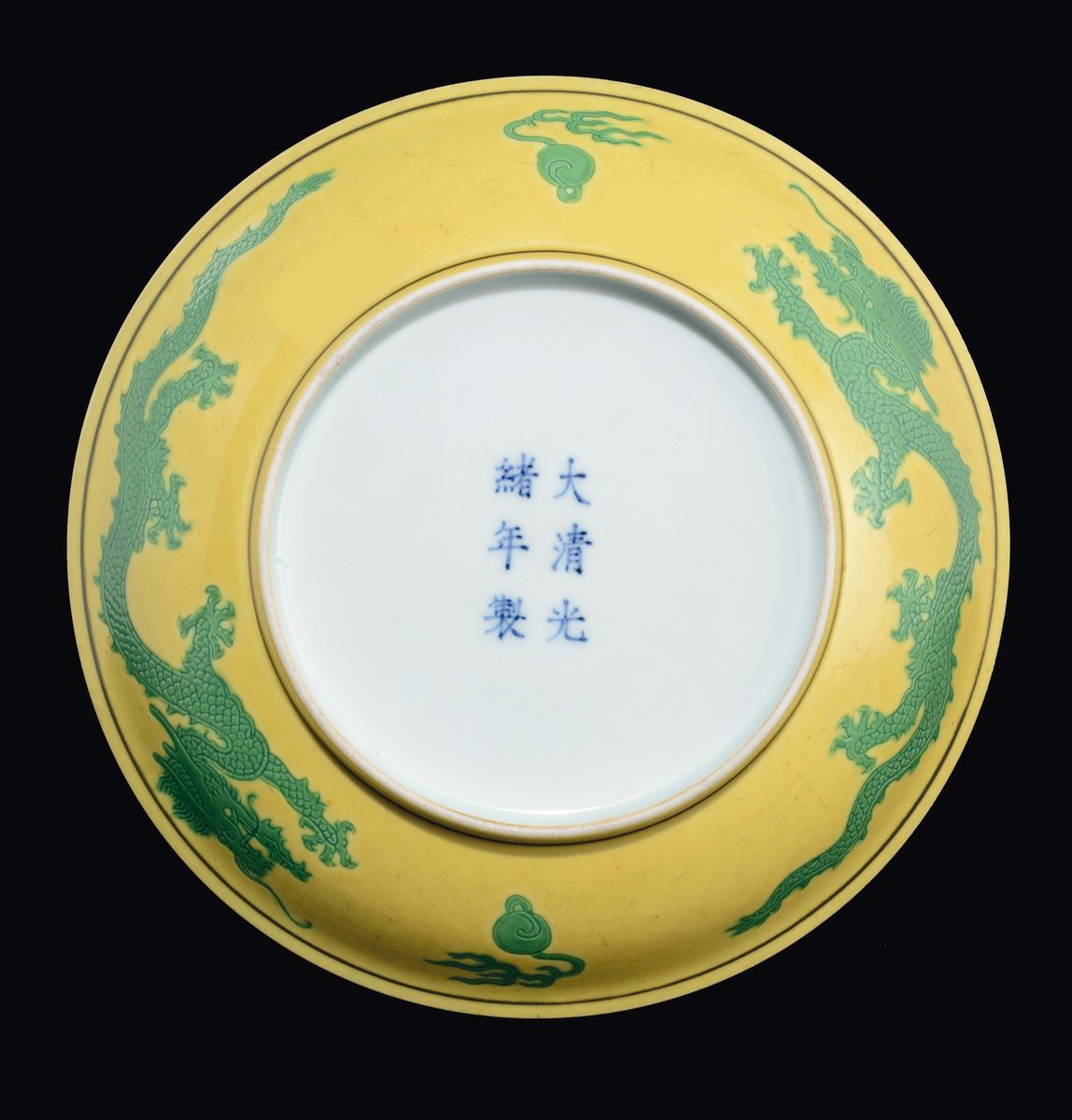 Piatto in Porcellana a Fondo Giallo Drago Verde, Cina, Dinastia Qing, Marca e del Periodo Guangxu...