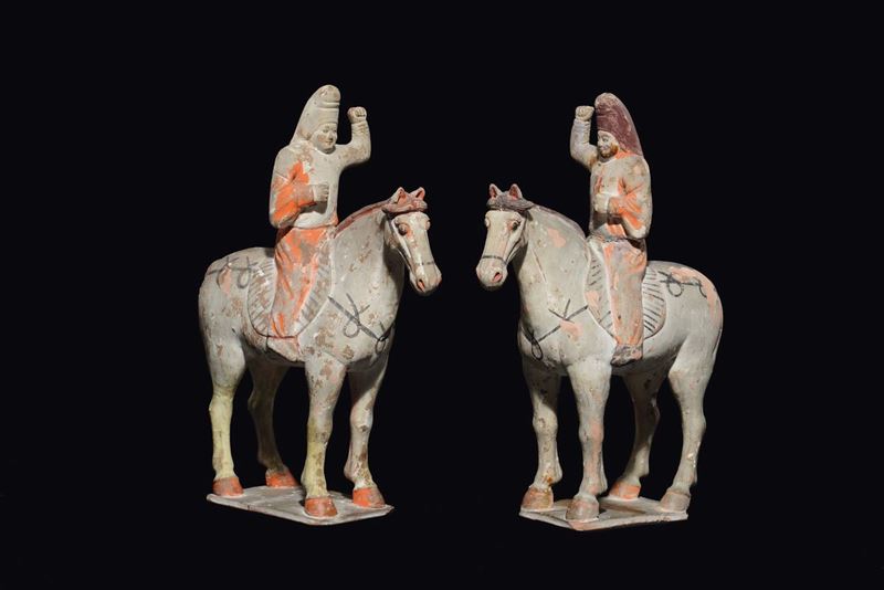 Coppia di cavalieri in terracotta dipinta con policromie, Cina, Dinastia Tang (618-906)  - Asta Fine Chinese Works of Art - Cambi Casa d'Aste