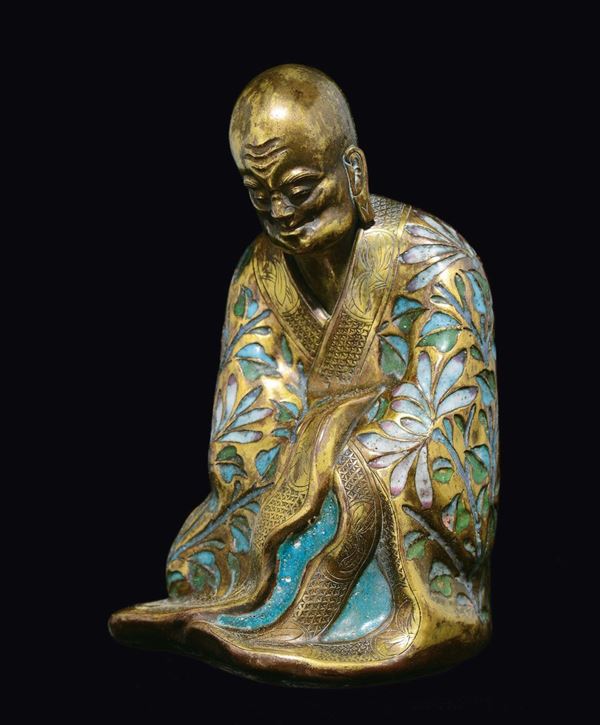 Figura di Luohan in rame con smalti cloisonné, Cina, Dinastia Qing, epoca Kangxi (1662-1722)