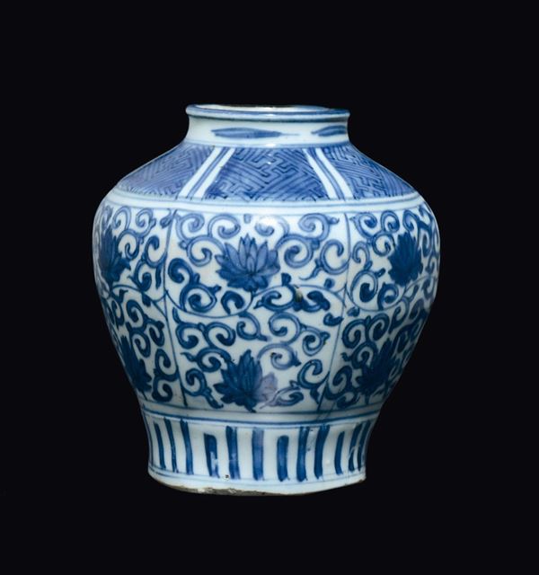 Piccola giara in porcellana bianca e blu a decoro floreale, Cina, Dinastia Ming, epoca Wanli (1573-1619)
