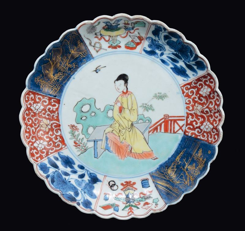 Piatto in porcellana a smalti policromi con Guanyin centrale, Cina, Dinastia Qing, epoca Kangxi (1662-1722)  - Asta Fine Chinese Works of Art - Cambi Casa d'Aste
