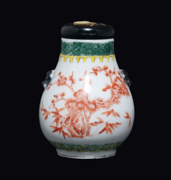 Snuff bottle in porcellana a smalti policromi con decoro di fiori di ciliegio, Cina, Dinastia Qing, epoca Guangxu (1875-1908)