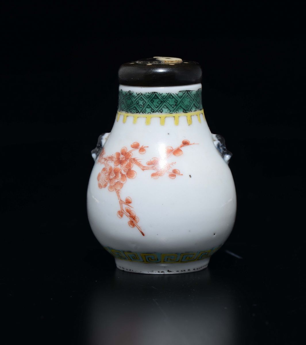 Snuff Bottle in Porcellana a Smalti Policromi con Decoro di Fiori di Ciliegio, Cina, Dinastia Qin...