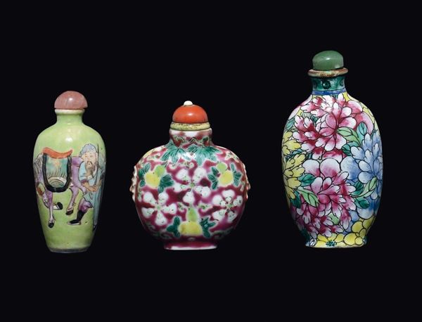 Lotto di tre snuff bottles in porcellana, una a fondo verde con personaggi, due con decoro a peonie, Cina, Dinastia Qing, XIX secolo