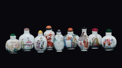 Lotto di Nove Snuff Bottles in Porcellana a Smalti Policromi con Personaggi, Cina, Dinastia Qing,...