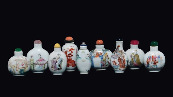 Lotto di nove snuff bottles in porcellana a smalti policromi con personaggi, Cina, Dinastia Qing, XIX secolo