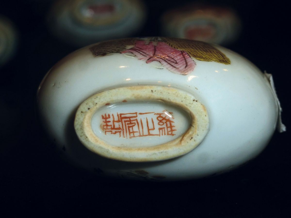 Lotto di Nove Snuff Bottles in Porcellana a Smalti Policromi con Personaggi, Cina, Dinastia Qing,...