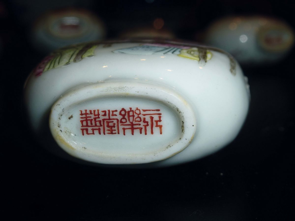 Lotto di Nove Snuff Bottles in Porcellana a Smalti Policromi con Personaggi, Cina, Dinastia Qing,...
