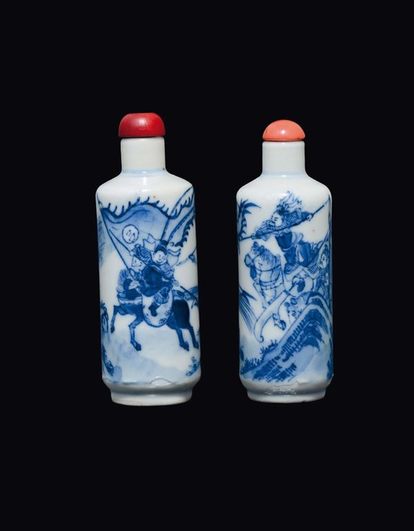 Lotto di due snuff bottles in porcellana bianca e blu con raffigurazione di battaglia, Cina, Dinastia Qing, XIX secolo