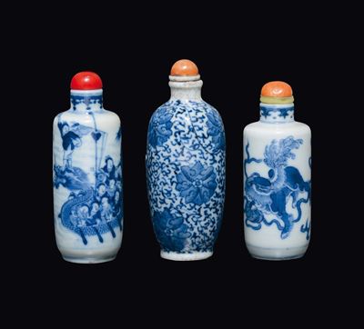 Lotto di Tre Snuff Bottles in Porcellana Bianca e Blu, una con Pescatori, una con Fiori ed una co...