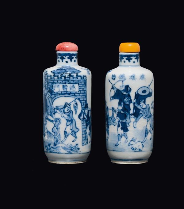 Coppia di snuff bottles in porcellana bianca e blu raffiguranti scene di guerra con iscrizioni, Cina, Dinastia Qing, XIX secolo