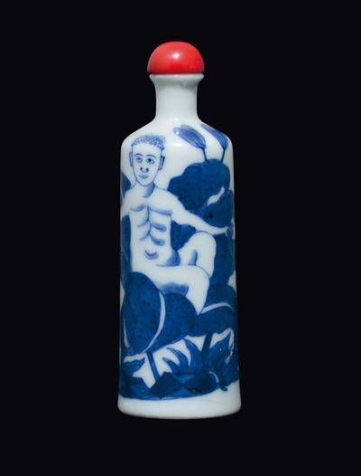 Snuff Bottle in Porcellana Bianca e Blu Raffigurante Uomo su Fiore di Loto, Cina, Dinastia Qing, ...