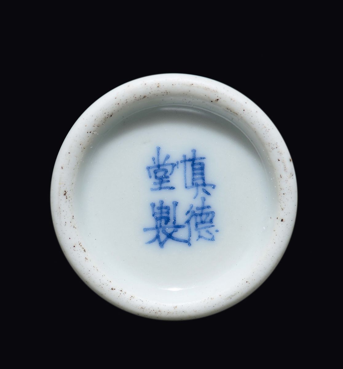 Snuff Bottle in Porcellana Bianca e Blu Raffigurante Uomo su Fiore di Loto, Cina, Dinastia Qing, ...