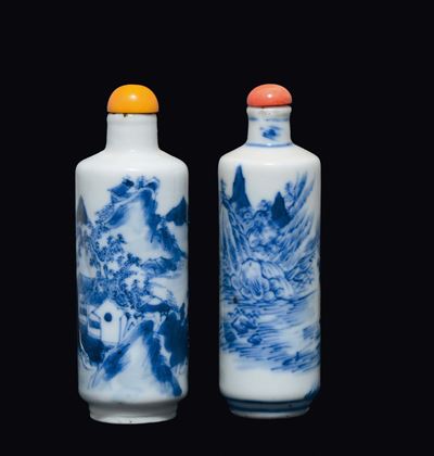Due Snuff Bottle in Porcellana Bianca e Blu Raffiguranti Paesaggi Fluviali con Pescatori, Cina, D...