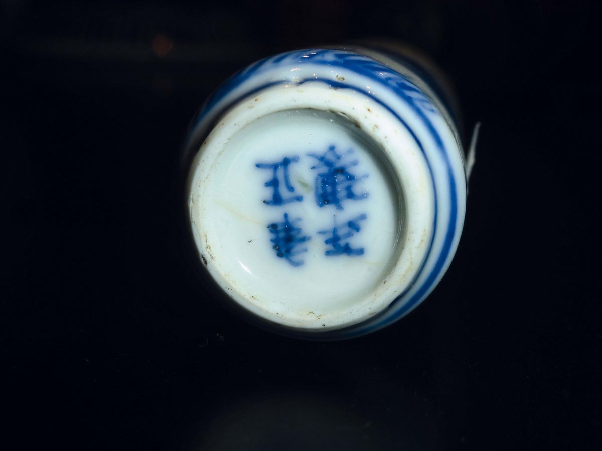 Due Snuff Bottle in Porcellana Bianca e Blu Raffiguranti Paesaggi Fluviali con Pescatori, Cina, D...