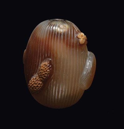 Snuff Bottle in Agata a Forma di Nocciola con Decoro a Rilievo, Cina, Dinastia Qing, XIX Secolo