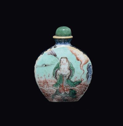Snuff Bottle in Porcellana a Smalti Policromi con Saggio e Fanciulli, Cina, Dinastia Qing, XIX Se...