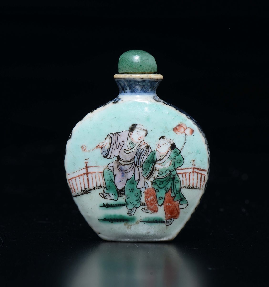 Snuff Bottle in Porcellana a Smalti Policromi con Saggio e Fanciulli, Cina, Dinastia Qing, XIX Se...