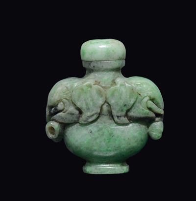 Snuff Bottle in Giadeite con Teste di Elefante, Cina, Dinastia Qing, XIX Secolo