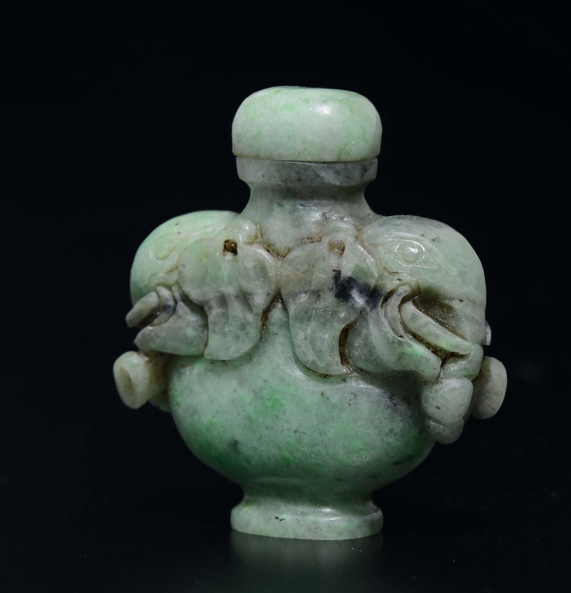 Snuff Bottle in Giadeite con Teste di Elefante, Cina, Dinastia Qing, XIX Secolo