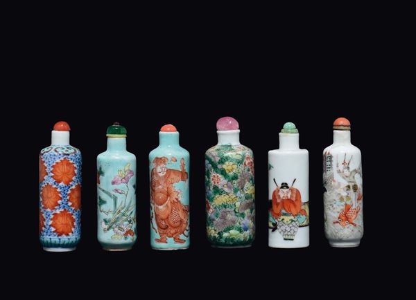 Lotto di sei snuff bottles in porcellana: due a decoro floreale, due a fondo turchese, una con dignitario, Cina, Dinastia Qing, XIX secolo