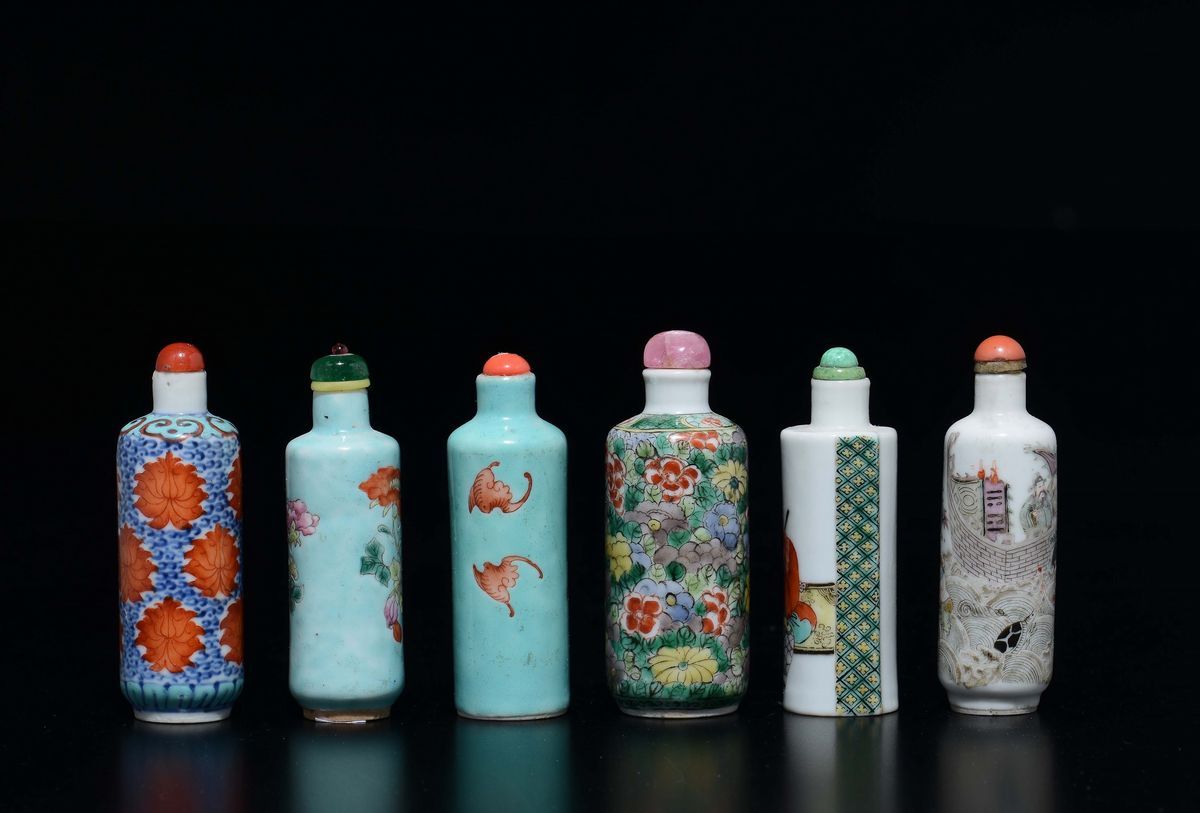 Lotto di Sei Snuff Bottles in Porcellana: Due a Decoro Floreale, Due a Fondo Turchese, una con Di...