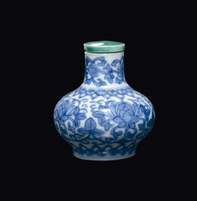 Snuff Bottle in Porcellana Bianca e Blu con Decoro di Fiori di Loto, Cina, Dinastia Qing, XIX Sec...