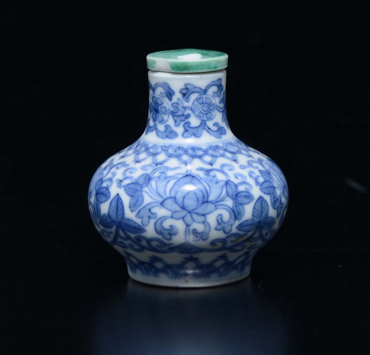Snuff Bottle in Porcellana Bianca e Blu con Decoro di Fiori di Loto, Cina, Dinastia Qing, XIX Sec...