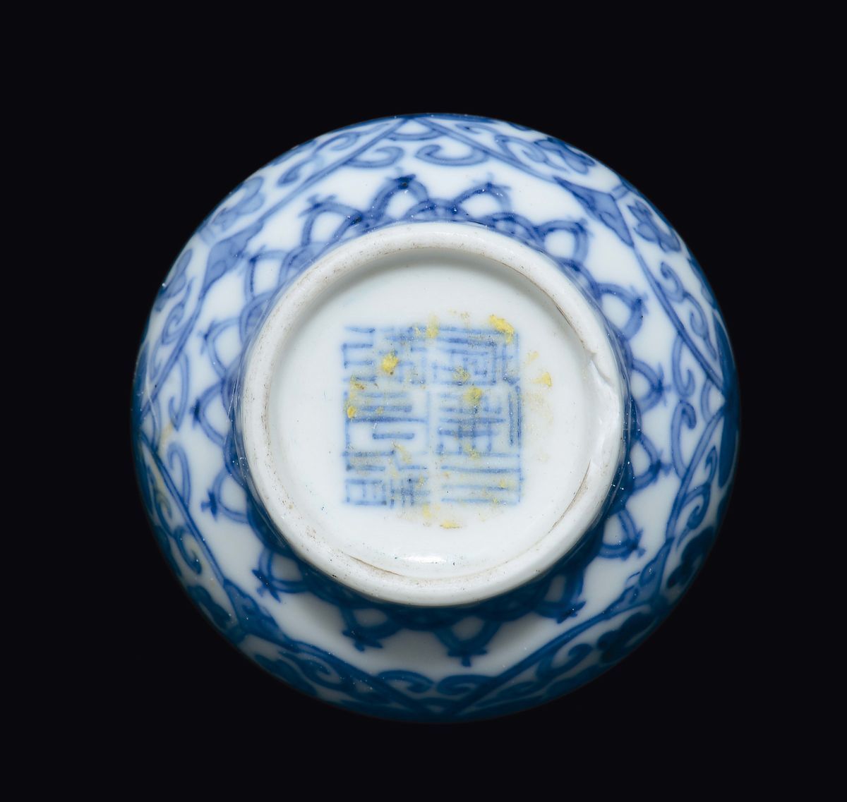 Snuff Bottle in Porcellana Bianca e Blu con Decoro di Fiori di Loto, Cina, Dinastia Qing, XIX Sec...