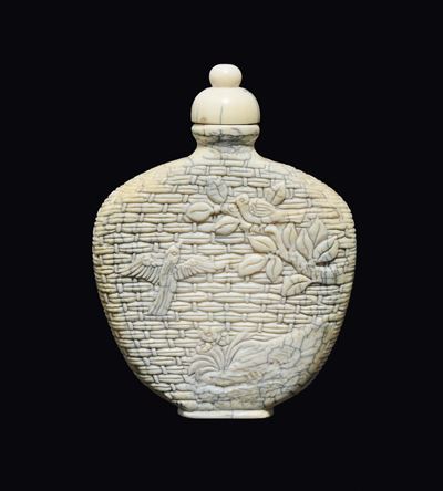 Snuff Bottle in Avorio con Decoro di Fiori ed Uccellini, Cina, Dinastia Qing, Fine XIX Secolo