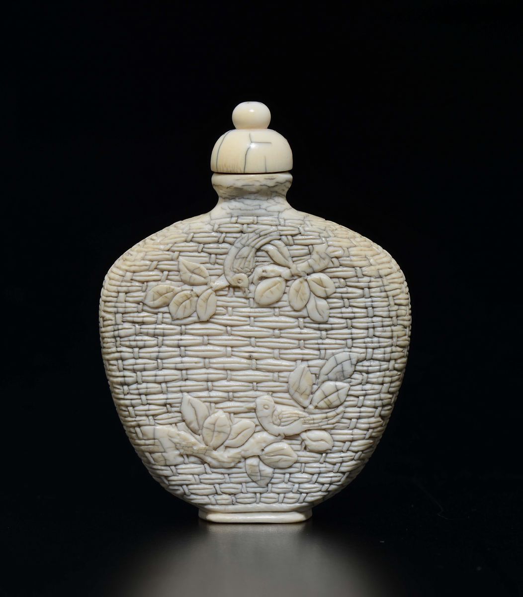 Snuff Bottle in Avorio con Decoro di Fiori ed Uccellini, Cina, Dinastia Qing, Fine XIX Secolo