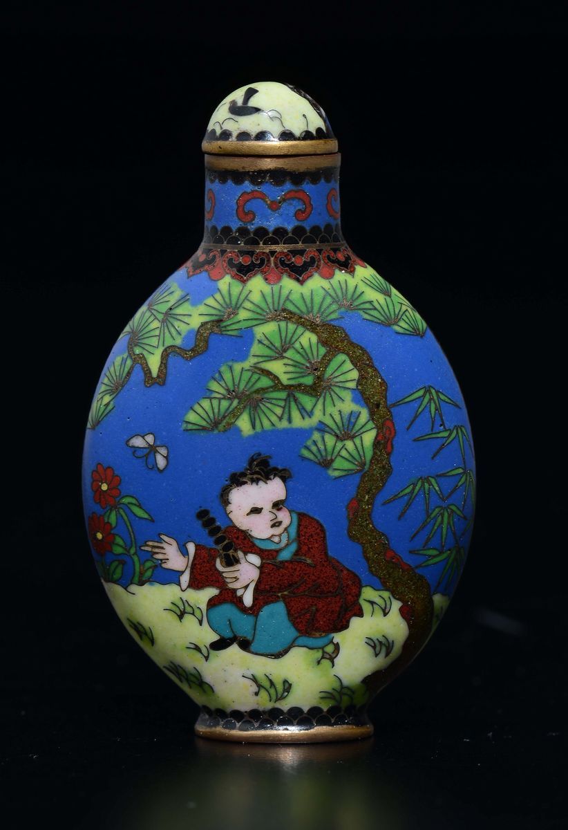 Snuff Bottle in Metallo Smaltato con Fanciullo e Pescatore, Cina, XX Secolo