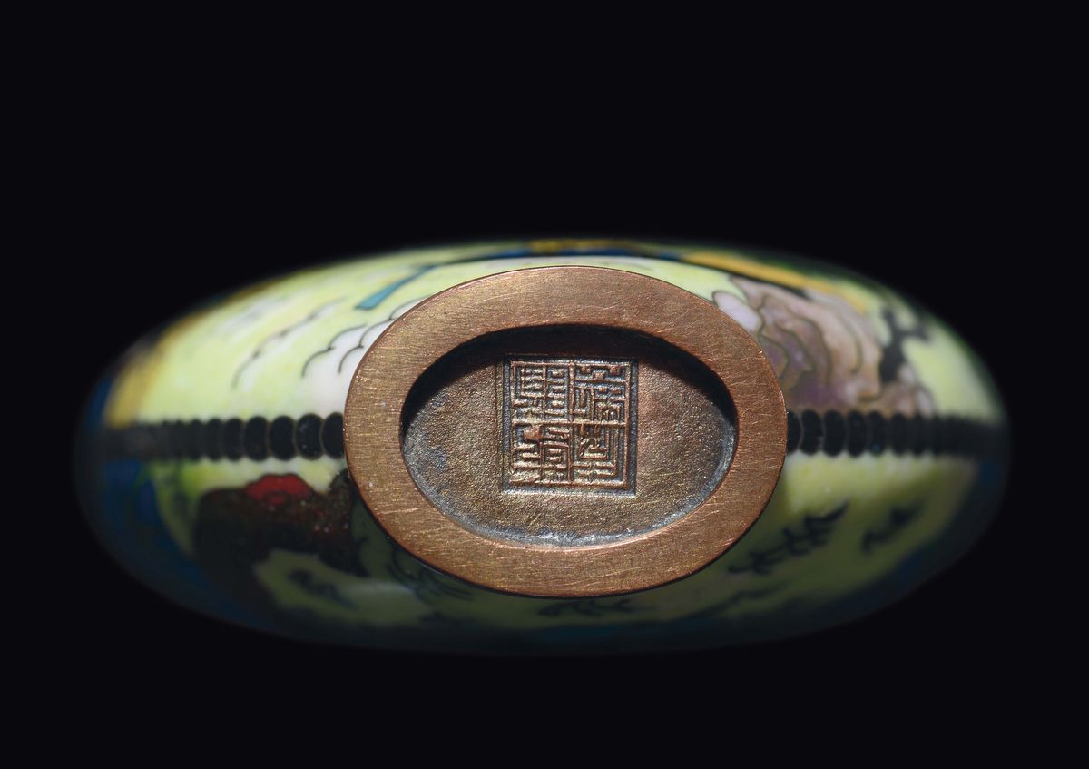 Snuff Bottle in Metallo Smaltato con Fanciullo e Pescatore, Cina, XX Secolo