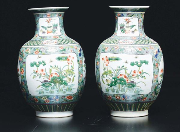 Coppia di vasi in porcellana a smalti policromi con decoro di fiori entro riserve, Cina, Dinastia Qing, XIX secolo