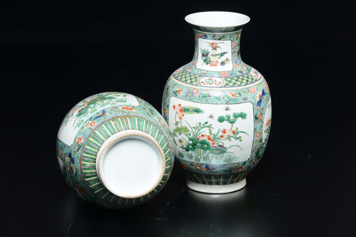 Coppia di Vasi in Porcellana a Smalti Policromi con Decoro di Fiori Entro Riserve, Cina, Dinastia...