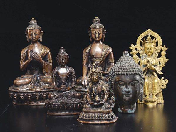 Lotto di sei composto da: tre Buddha, un Amitaya, una testa di Buddha ed una divinità seduta, in bronzo e rame, Cina, XX secolo