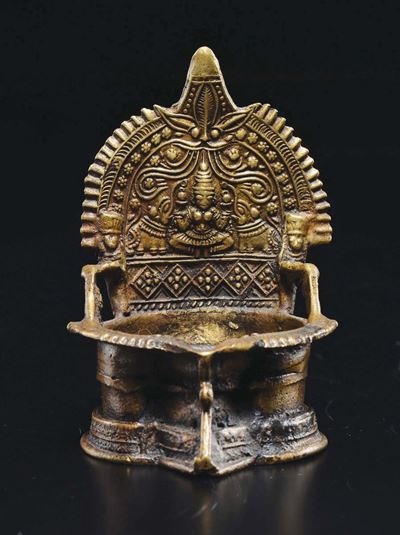 Alzata in Bronzo con Decoro Sbalzato, India, XX Secolo