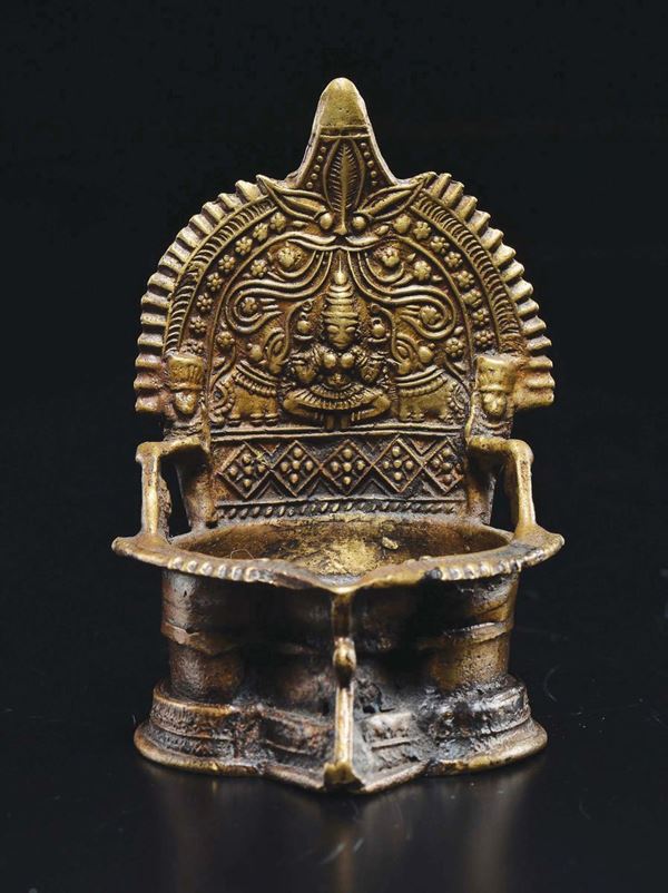 Alzata in bronzo con decoro sbalzato, India, XX secolo