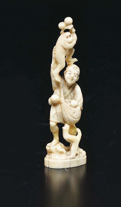Figura di Contadino con Scimmia Scolpito in Avorio, Giappone, Epoca Meiji, XIX Secolo