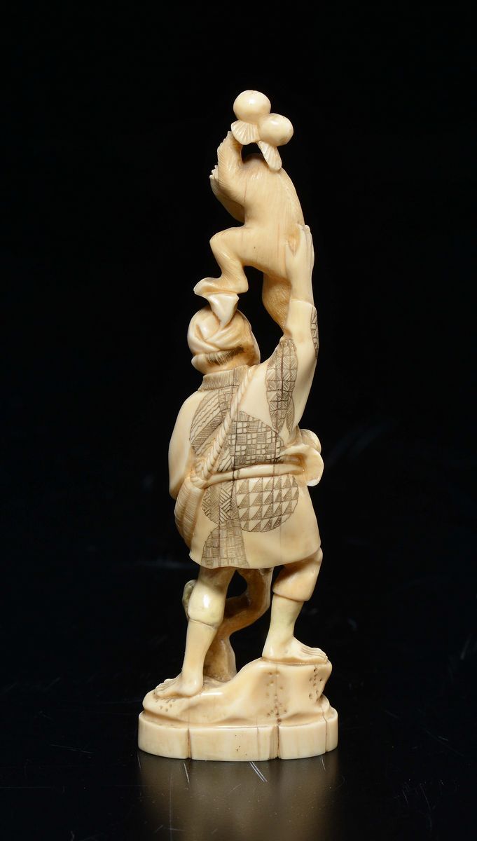 Figura di Contadino con Scimmia Scolpito in Avorio, Giappone, Epoca Meiji, XIX Secolo