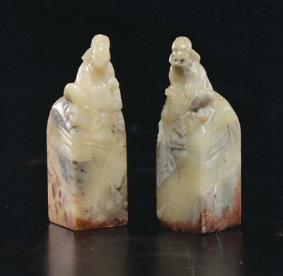 Due Sigillini in Saponaria Sormontati da Saggi Seduti, Cina, Dinastia Qing, XIX Secolo