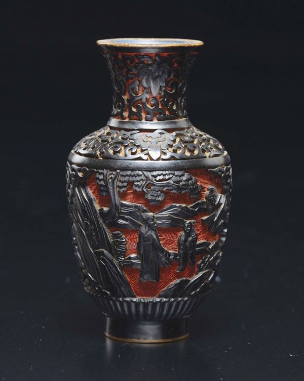 Vasetto scolpito in lacca rossa e nera con personaggi, Cina, XX secolo