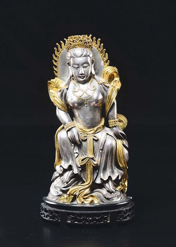 Figura di divinità in metallo argentato e dorato, XX secolo