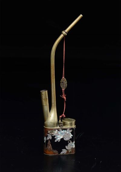 Pipa in Metallo Smaltato Cloisonné con Decoro Floreale, Cina, Inizio XX Secolo