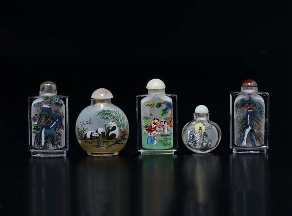 Lotto di cinque snuff bottles in vetro dipinto con raffigurazioni di paesaggi, fanciulli, Guanyin e panda con iscrizioni, Cina, XX secolo