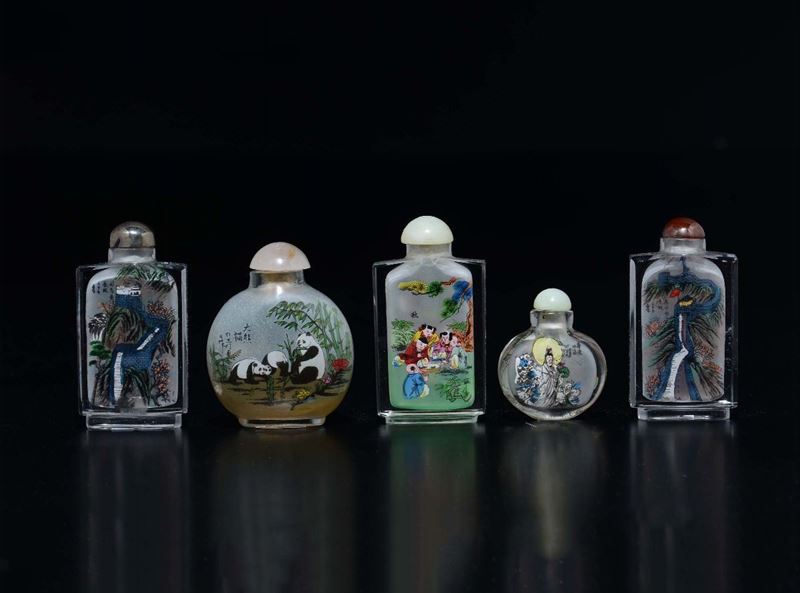Lotto di cinque snuff bottles in vetro dipinto con raffigurazioni di paesaggi, fanciulli, Guanyin e panda con iscrizioni, Cina, XX secolo  - Asta Chinese Works of Art - Cambi Casa d'Aste