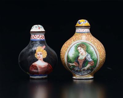 Lotto di Due Snuff Bottles in Metallo Smaltato a Soggetto Europeo, Cina, XX Secolo
